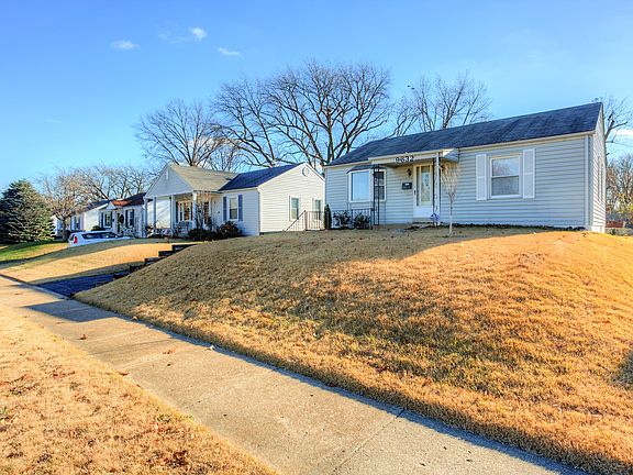 sidewalk & nicely kept yards