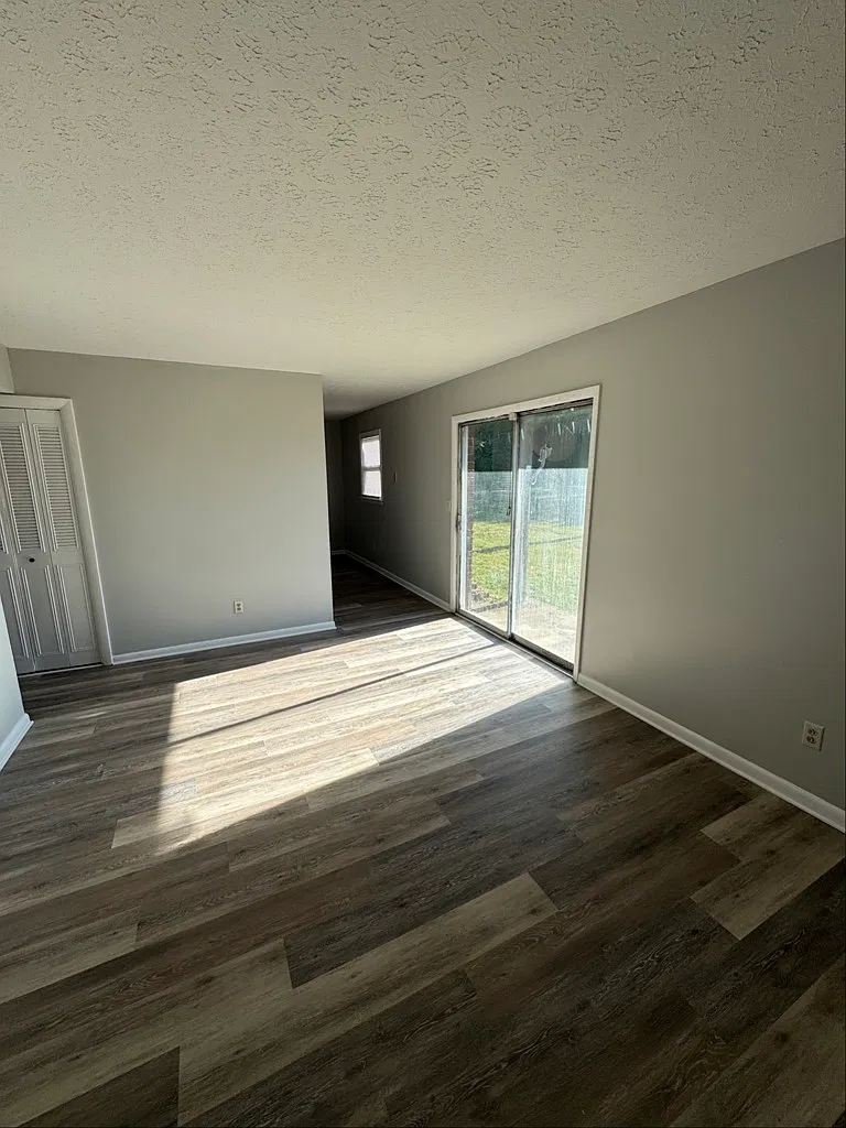 Cozy 2-Bed Apartment with Comfort and Convenience in Radcliff — Photo 3