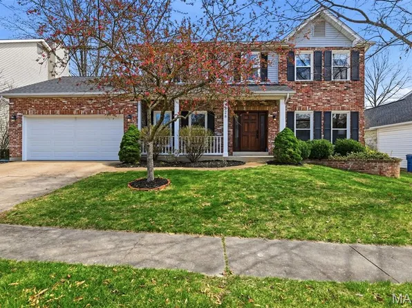 828 Mallard Woods Dr, Ballwin, MO 63021