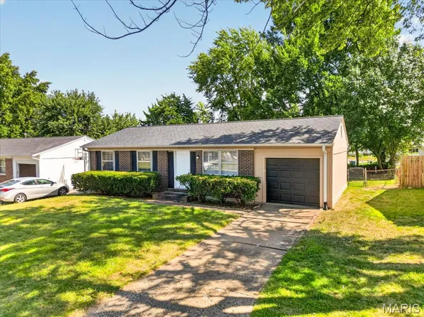 2428 Golfway Dr, Saint Charles, MO 63301