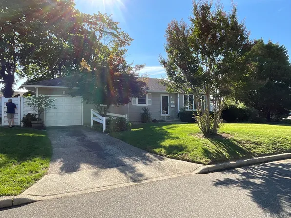 28 Pleasant Avenue, Farmingdale, NY 11735
