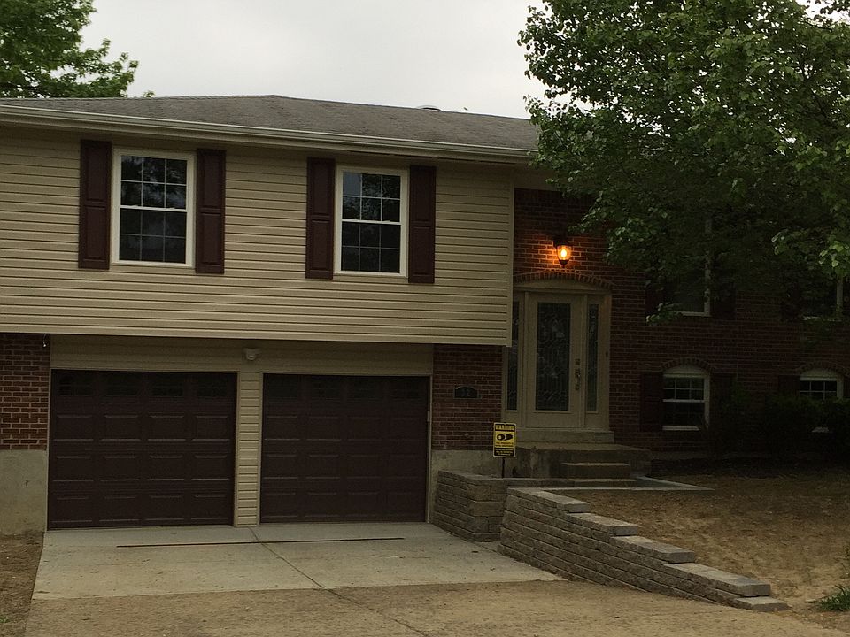 1st image of 32 Carriage Hill Dr
