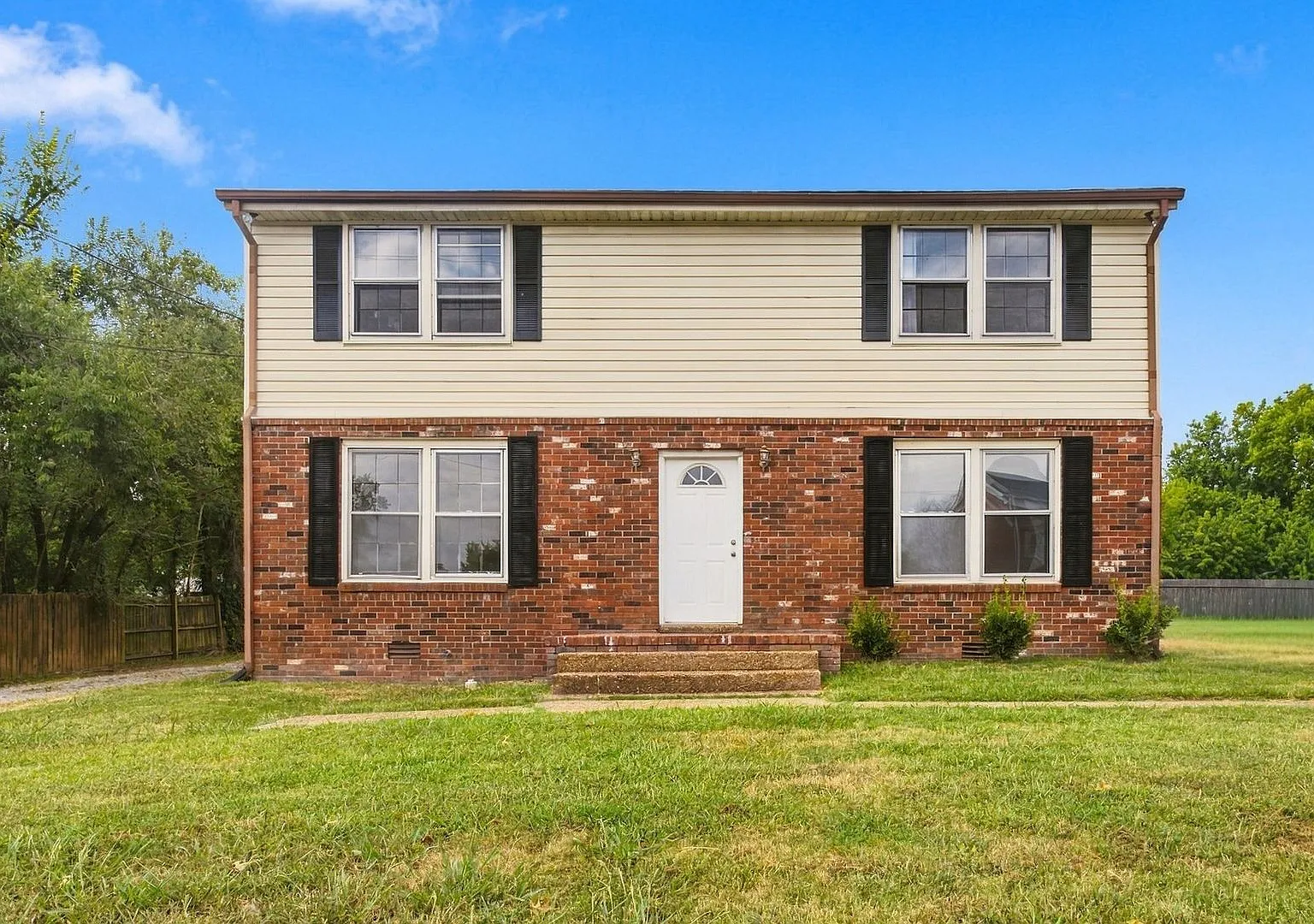 P180 - 102 Susan Dr — Photo 1