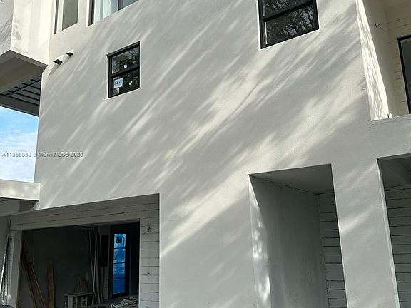 4th image of 415 NE 16th Ave