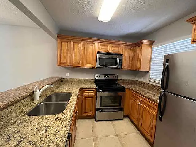1700 Windorah Way E - 1 — Photo 3