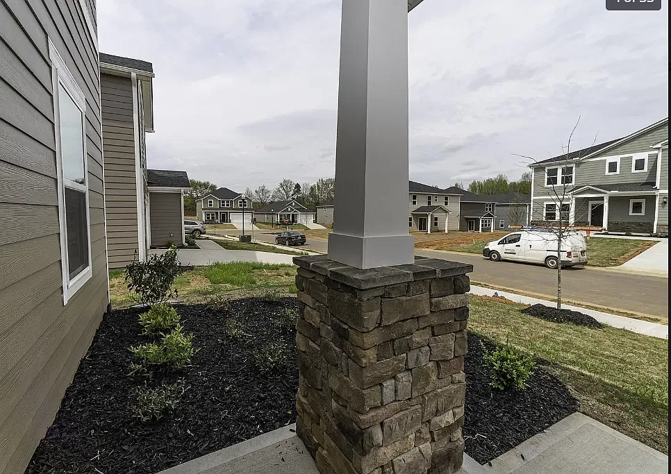 4 bed, 2345 sqft, $2,300 — Photo 2