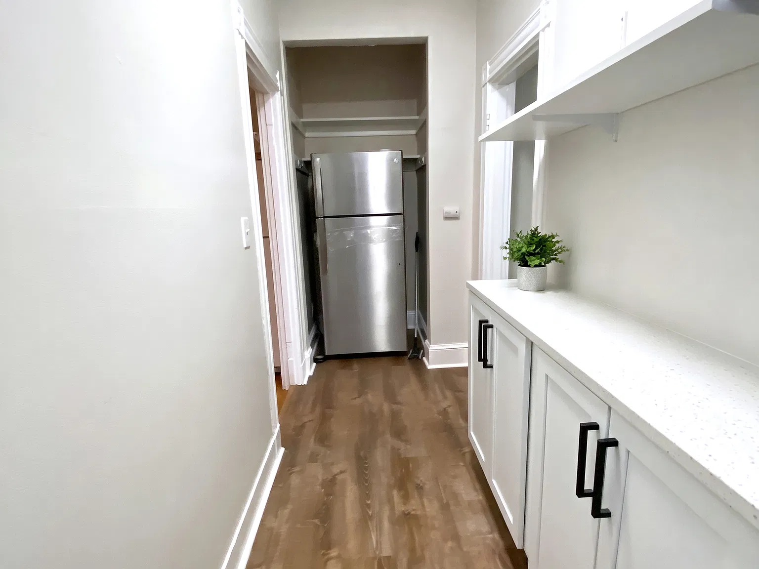 4 bed, 1.5 bath, 1400 sqft, $6,200 — Photo 3