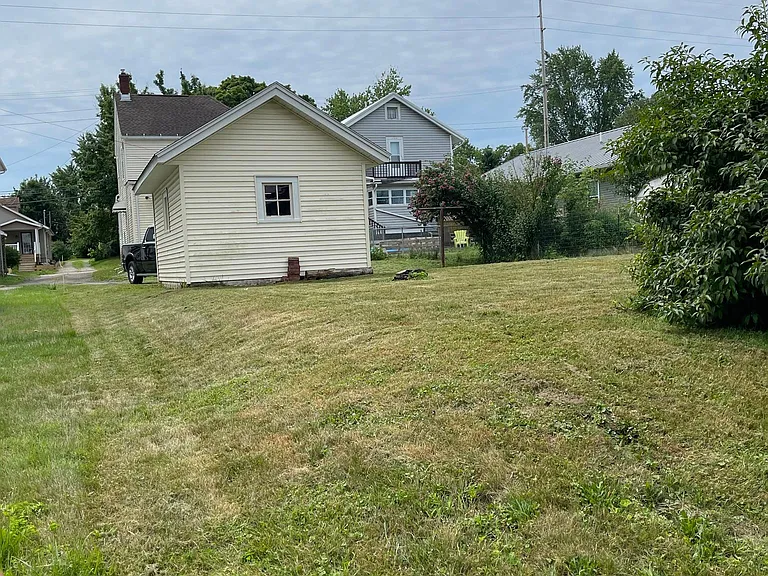 234 E Walnut St — Photo 2