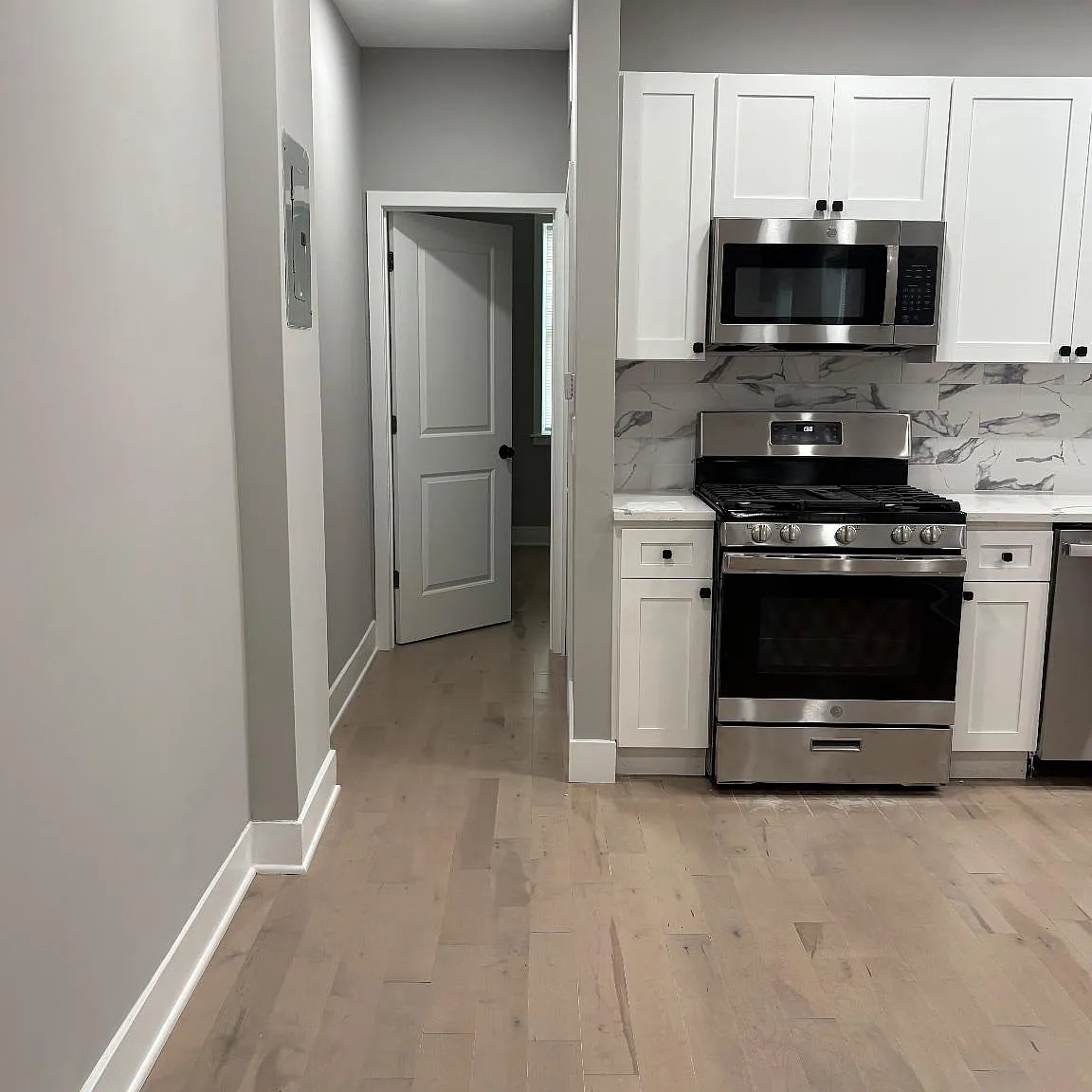 2 bed, 1.0 bath, 2865 sqft, $1,925 — Photo 2
