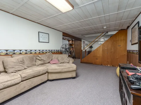 431 East Dr, Marshall, MI 49068