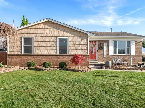 50266 Burlwood Dr, Chesterfield, MI 48047