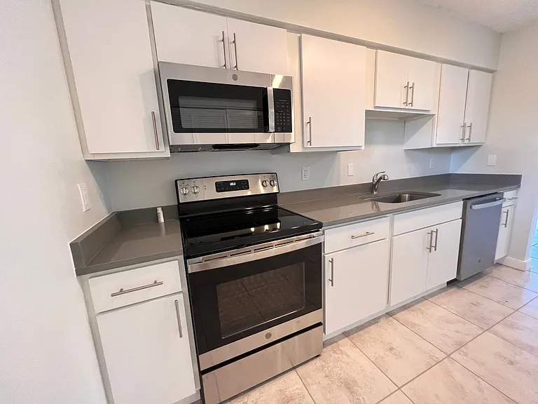 Lakeside Cove Apartments — Photo 19