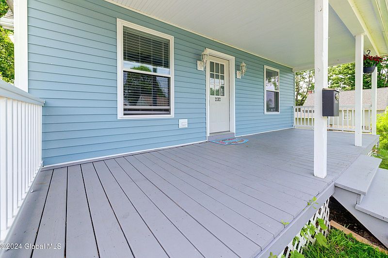 3rd image of 232 Hampton Avenue