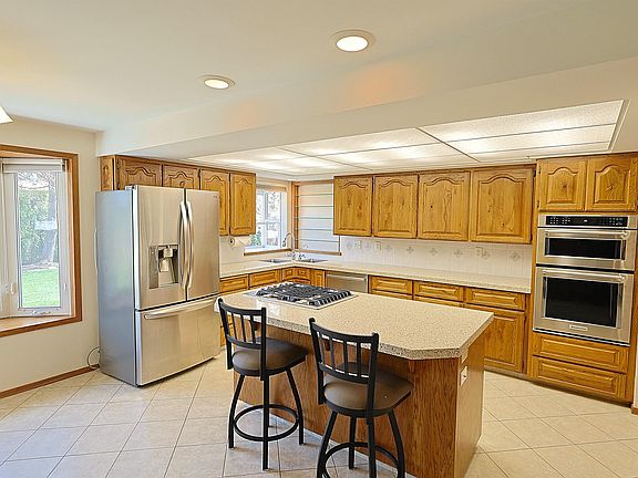 5th image of 1120 N Best Rd