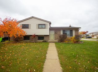 39951 Fraser Dr, Sterling Heights, MI 48310