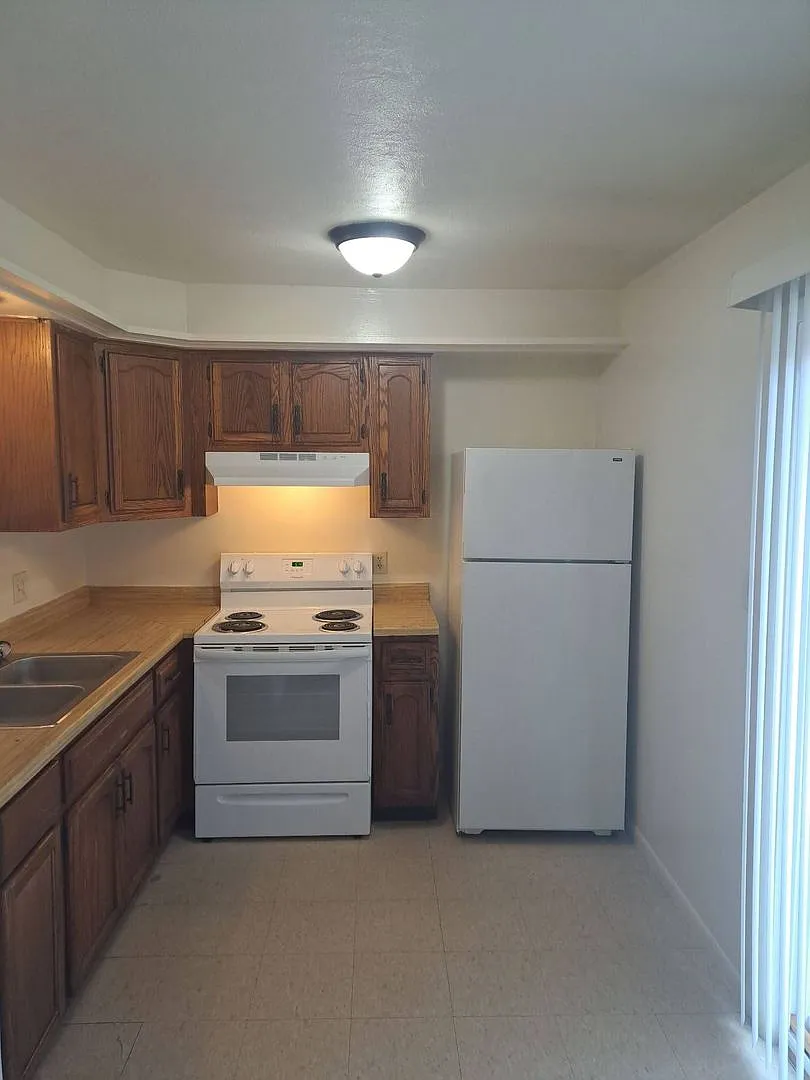 1202 Lake Forest Dr — Photo 3