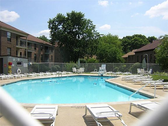 2nd image of 323 Gills Ln #11G