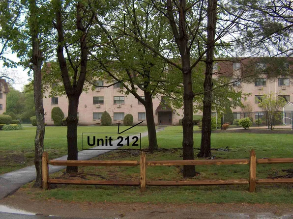 119 Grove St APT 212, Rockland, MA 02370