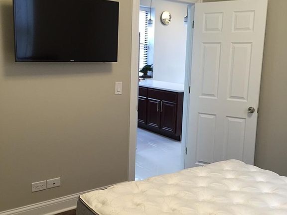 5th image of 1009 S Claremont Ave #3
