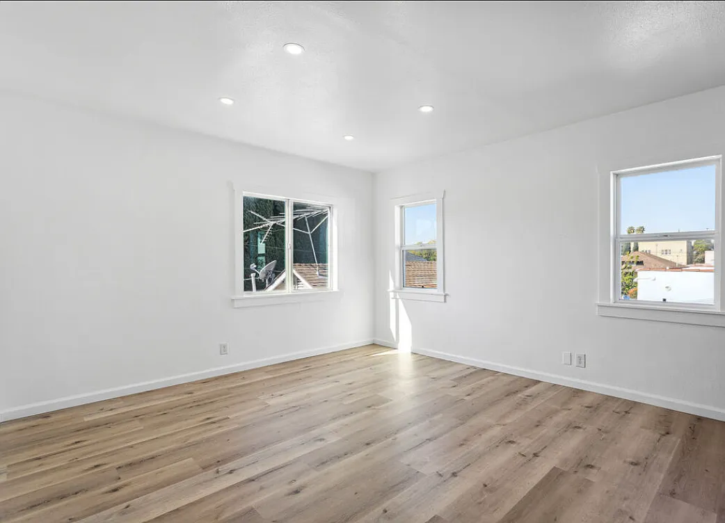 2 bed, 900 sqft, $3,000 — Photo 3
