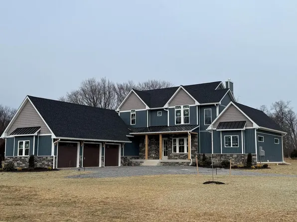 11 Maple Hill Ln, Harpers Ferry, WV 25425