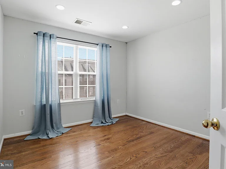 915 Buttonwood Ter NE — Photo 32