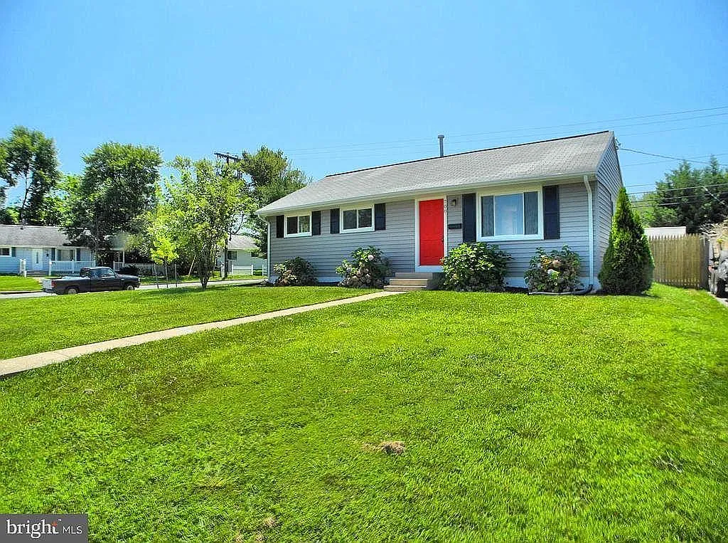 700 Montrose Ave — Photo 1