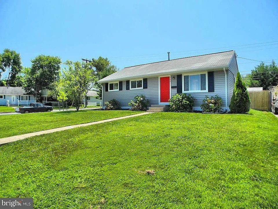 700 Montrose Ave