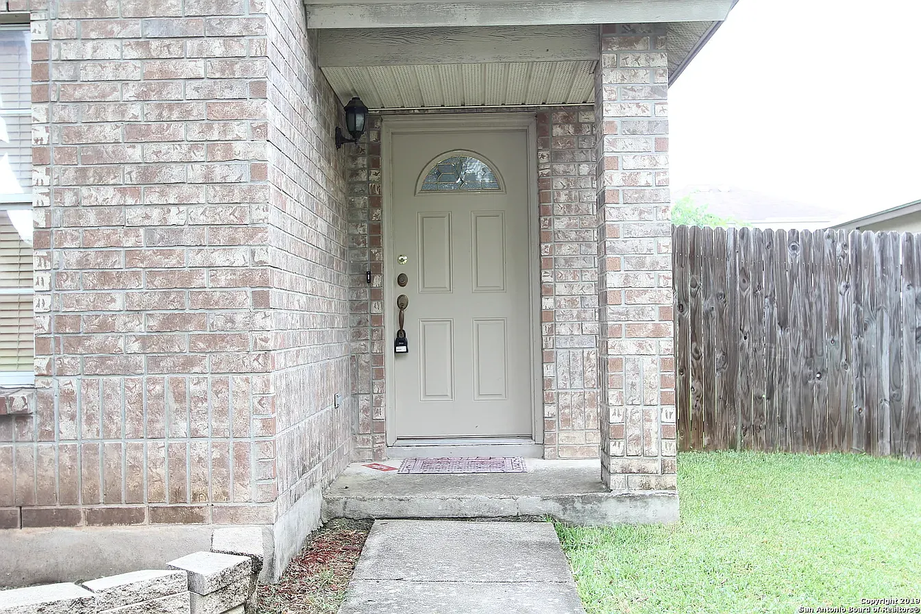 3 bed, 1233 sqft, $1,690 — Photo 2