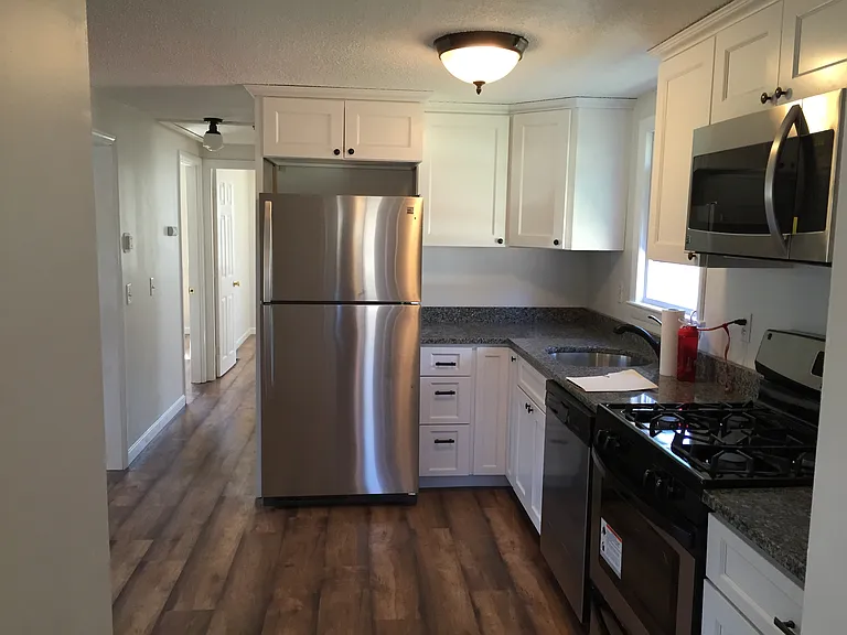11 Lake Rd E — Photo 2