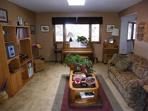 3rd image of 401 Richard Ct