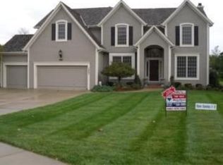 7907 Park View Dr, Parkville, MO 64152