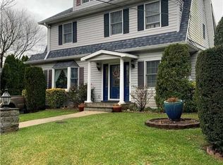 6 Club Rd, Sea Cliff, NY 11579