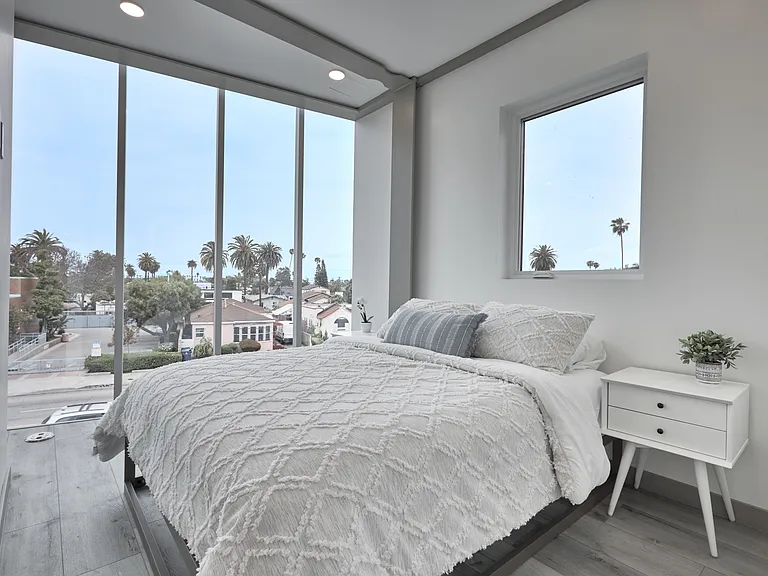 2929 S La Brea Ave — Photo 11