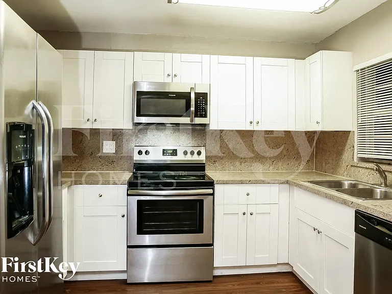 9880 Martinique Dr — Photo 6