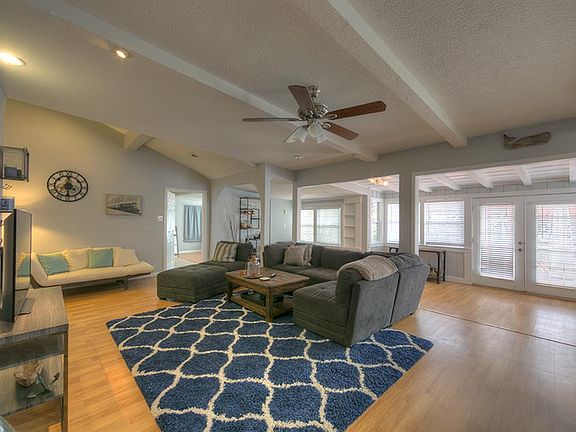 5th image of 742 Lake View Dr
