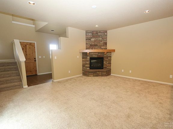 4th image of 1318 NE Carson St