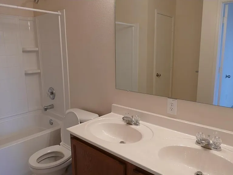2814 Lake Vista Dr — Photo 4