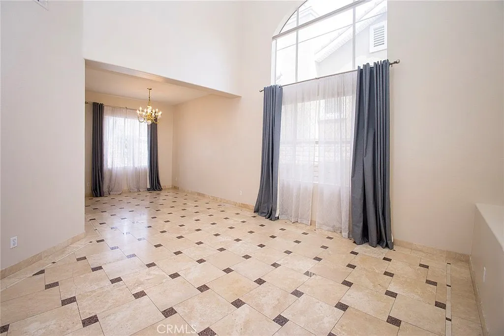 5 bed, 2657 sqft, $4,300 — Photo 3