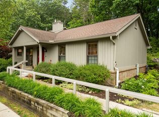2202 Pine Grove Ct, Ann Arbor, MI 48103