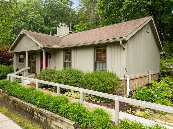 2202 Pine Grove Ct, Ann Arbor, MI 48103