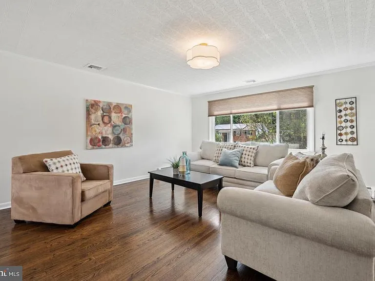 747 Hedy Ave — Photo 3