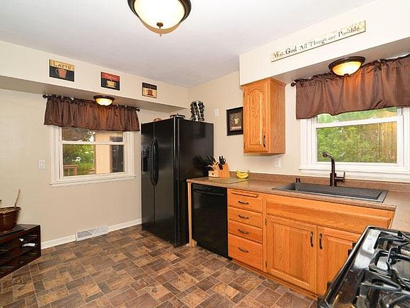 3rd image of 2233 Crestview Ct