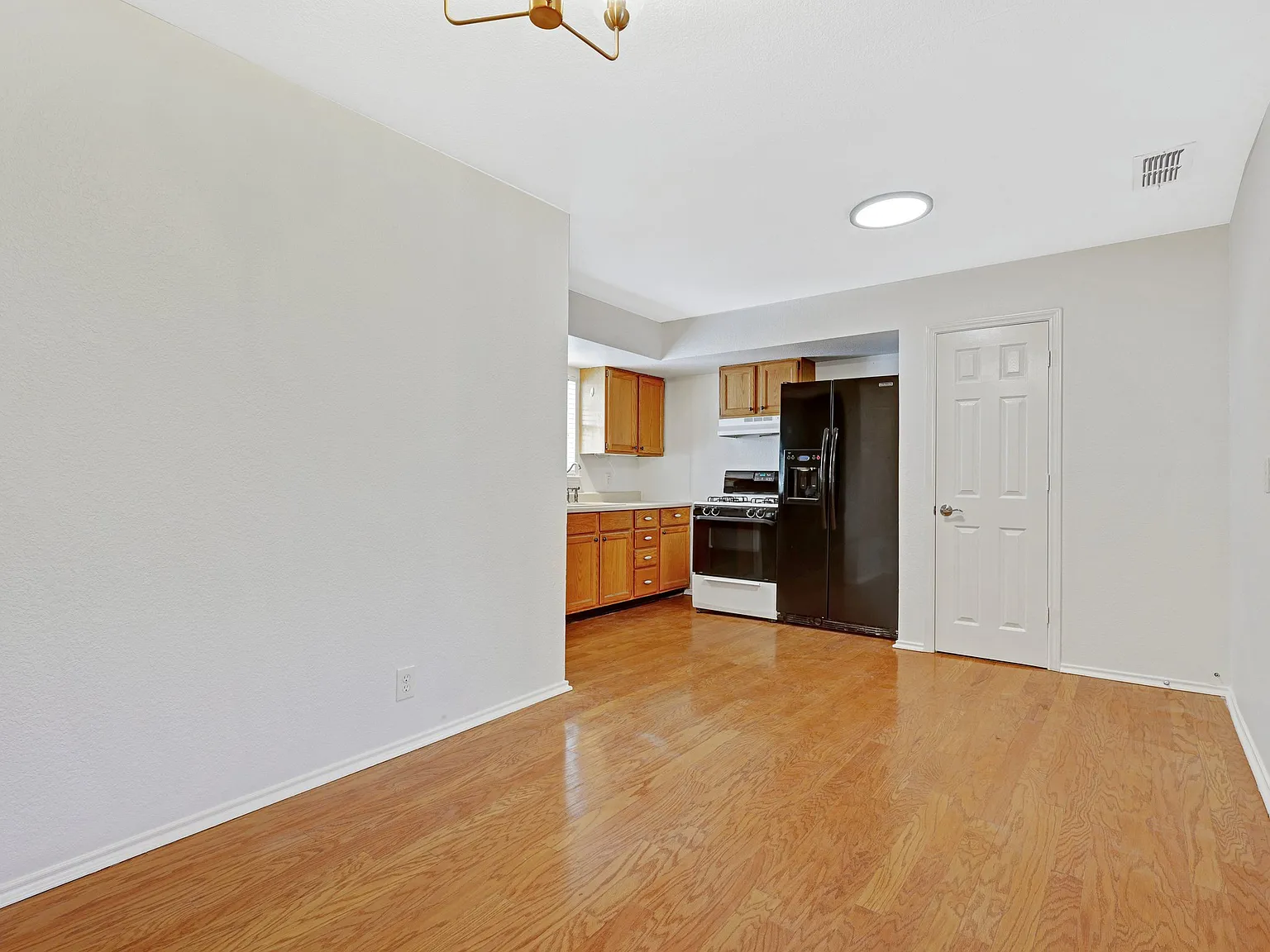 3 bed, 1407 sqft, $1,900 — Photo 4
