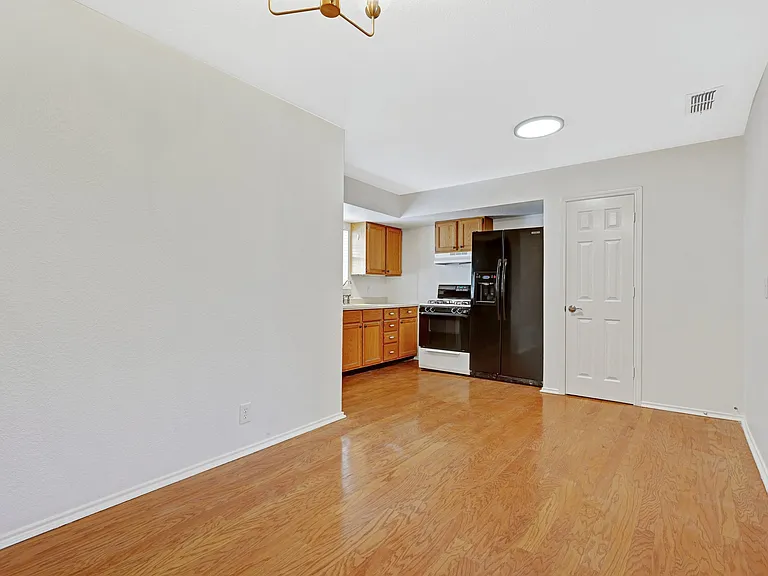 814 Coit St — Photo 4