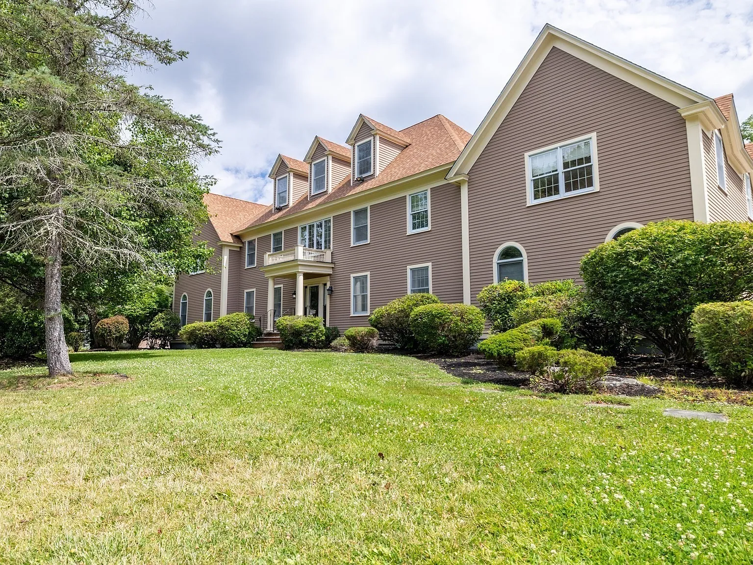 4 bed, 3.5 bath, 5670 sqft, $8,500 — Photo 1