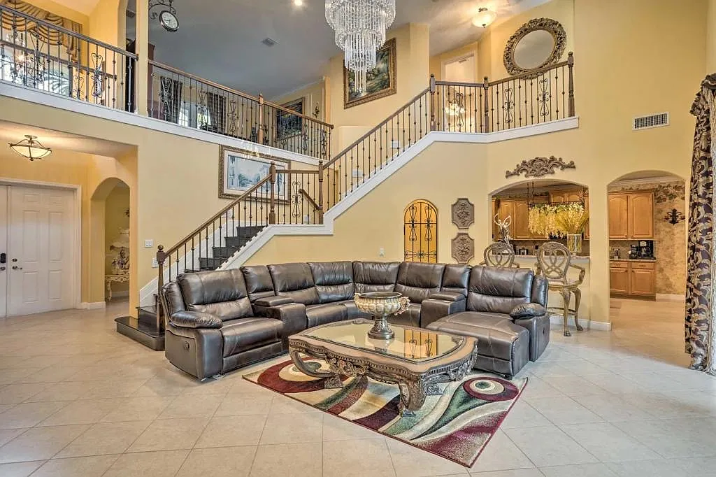 5 bed, 2.0 bath, 4500 sqft, $4,900 — Photo 1