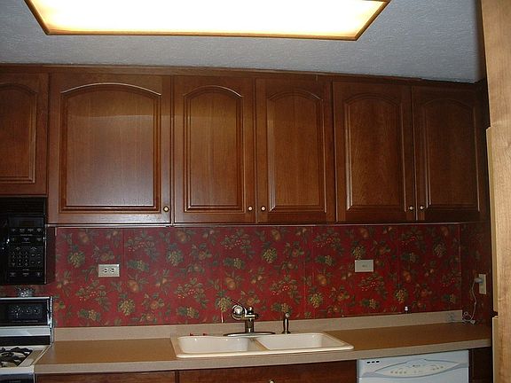 Beautiful maple kitchen cabinets