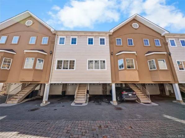 330 Maple Avenue #17, Westbury, NY 11590