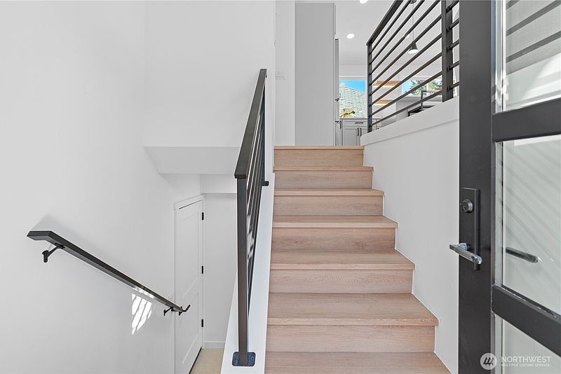 4th image of 1718 25th Avenue S